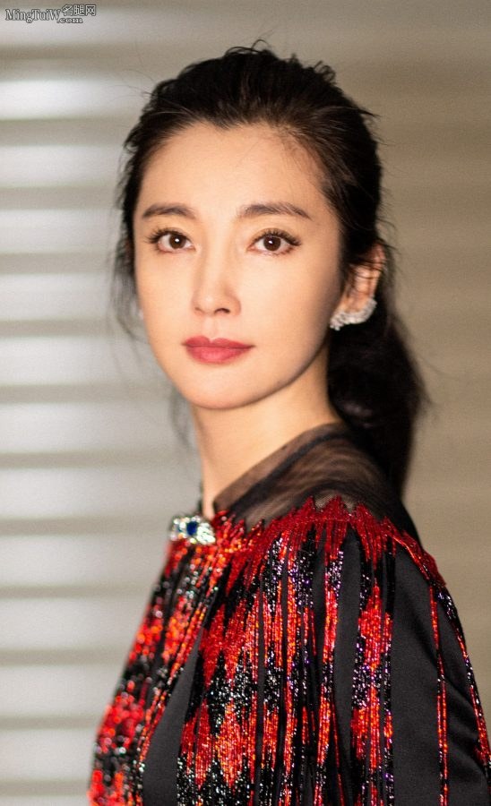 明媚气质李冰冰身穿设计感短裙，美腿光滑笔直(4/4)