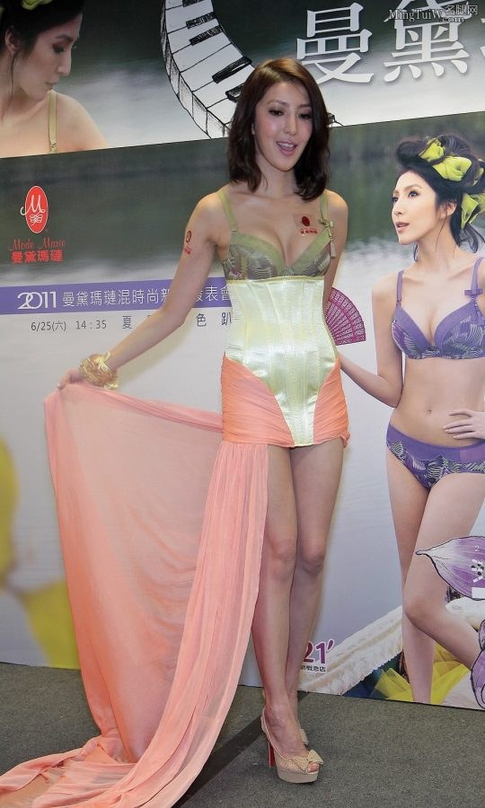 杨谨华代言曼黛玛琏内衣实装上阵还是蛮雄伟的(4/10)