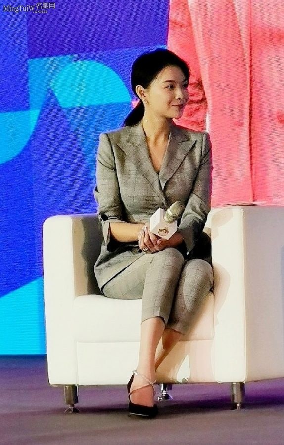女主持人栗坤执行打扮在颁奖典礼采访(3/4)