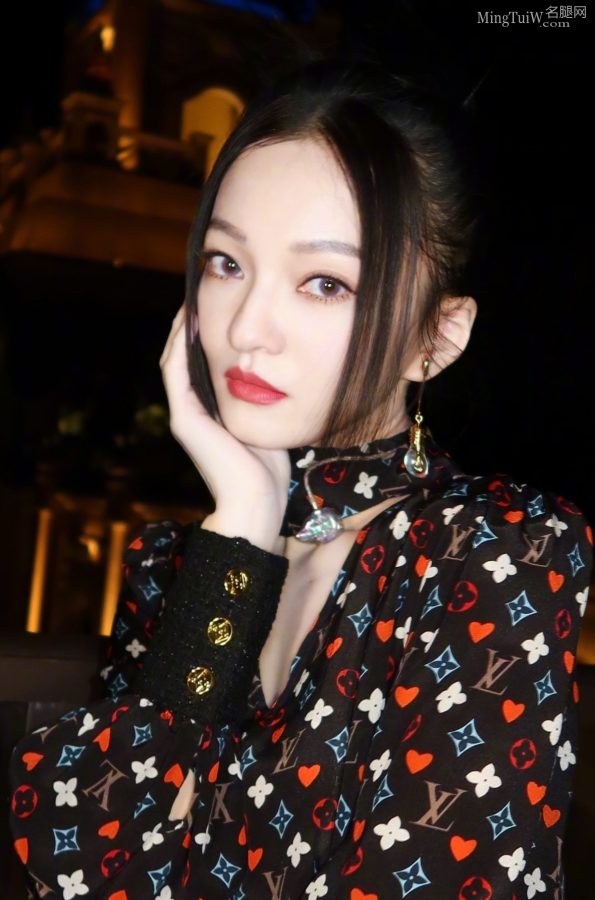 张韶涵在迷人的夜色中展示自己的美腿和美脸(5/8)