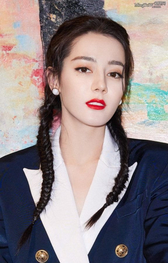 迪丽热巴美腿穿白色复古摩登白靴，皓齿红唇娇艳欲滴(4/11)