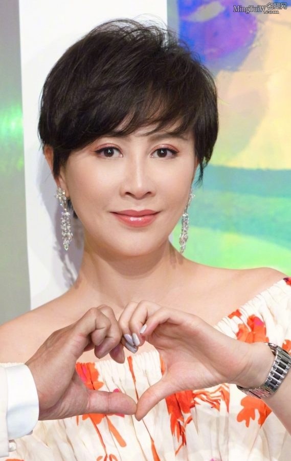 成熟魅力女人刘嘉玲短发造型，脚踩红色恨天高身穿露肩长裙迷人(4/5)