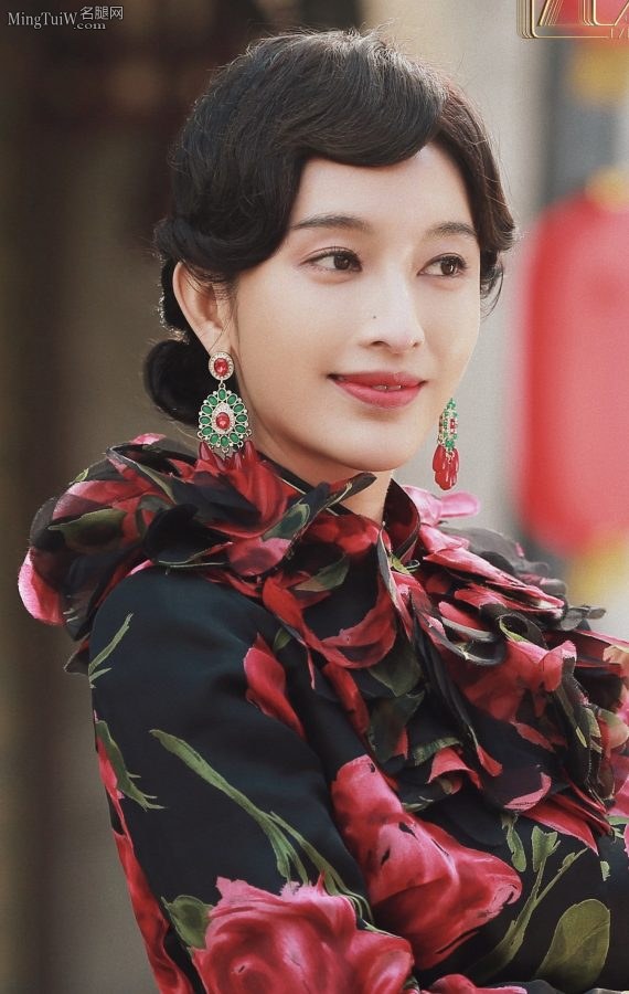 《远大前程》剧照张俪旗袍造型，苗条淑女君子好逑(4/5)