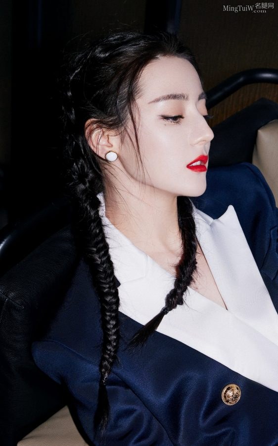 迪丽热巴美腿穿白色复古摩登白靴，皓齿红唇娇艳欲滴(5/11)