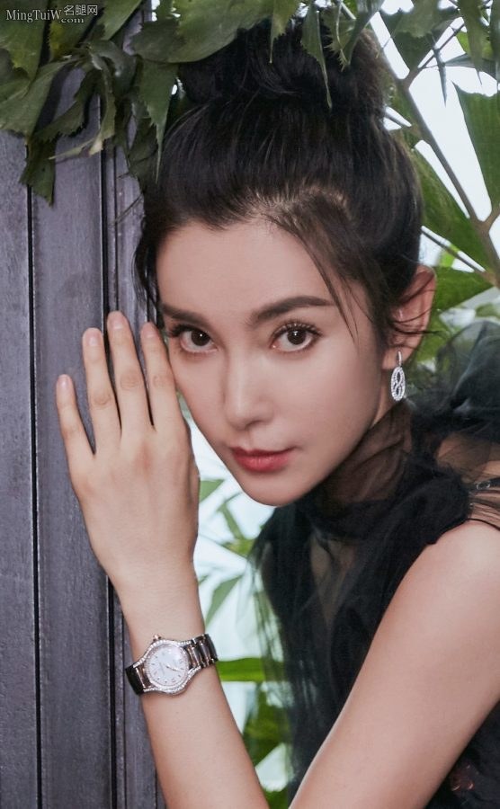 穿普拉达高跟鞋的女神李冰冰电影宣传活动展示玉足(2/7)