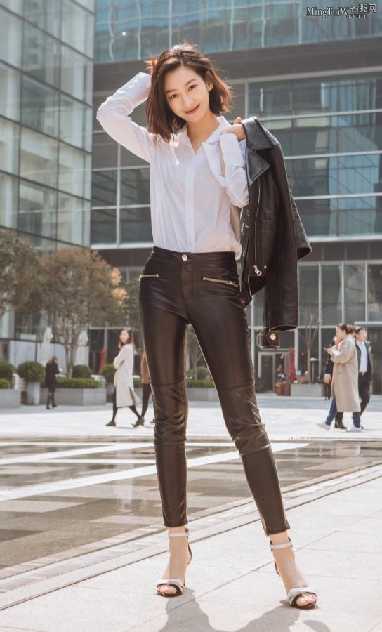 女主播温雅大长腿穿紧身皮裤美丽自信(3/6)