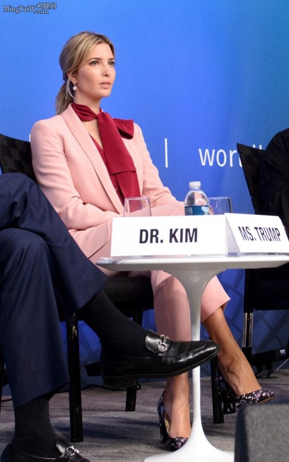 Elegant blonde beauty Ivanka Trump in pink suit with high heels and beautiful insteps(4/6)