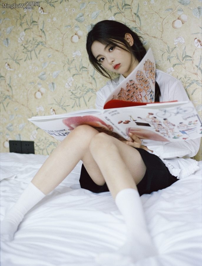 可爱少女杨超越白棉袜脚写真白净纯真(2/3)