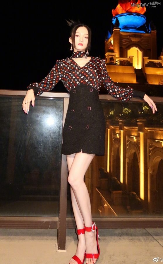 张韶涵在迷人的夜色中展示自己的美腿和美脸(2/8)