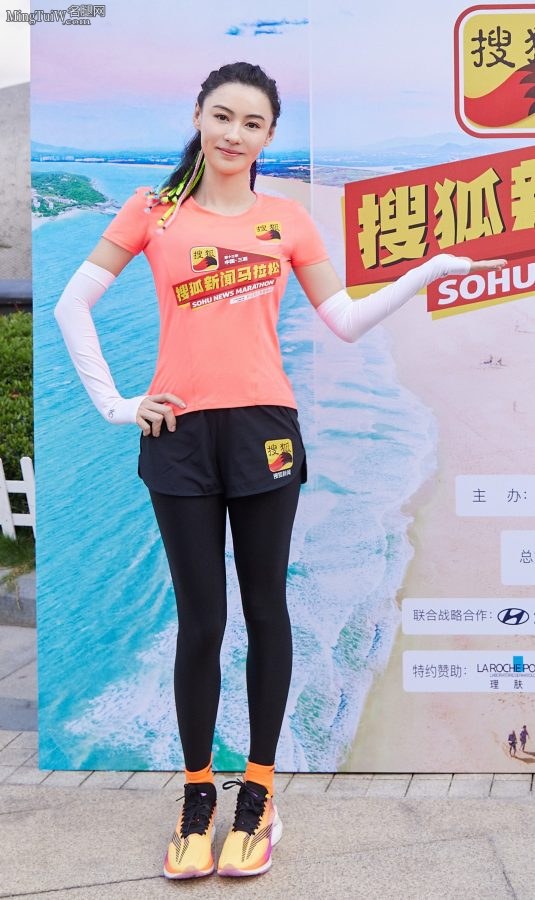 张柏芝迷人美腿穿紧身运动裤跑步(1/4)