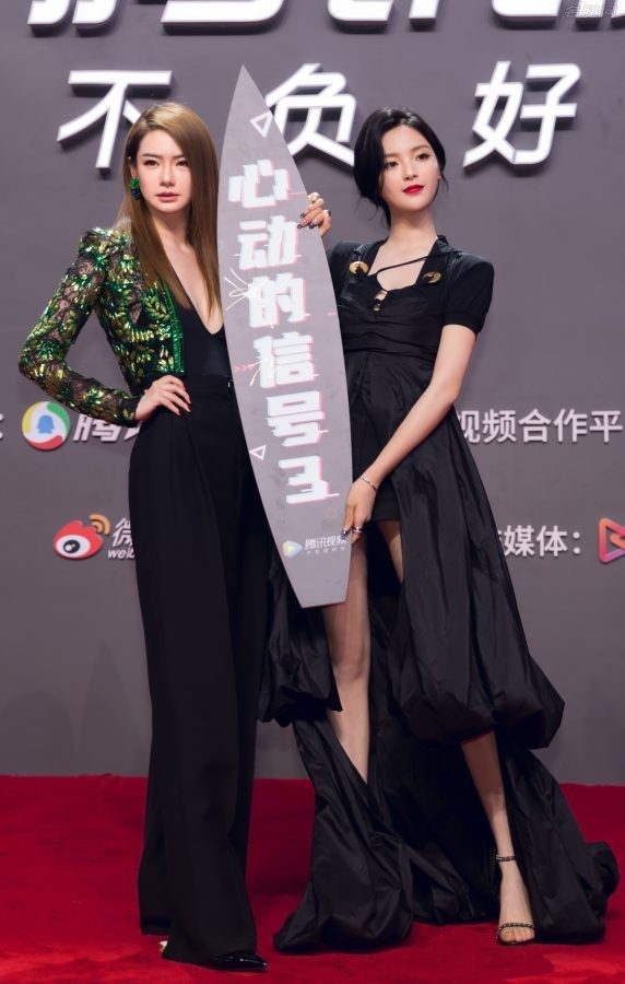 杨超越身穿黑色礼服自信气质优雅神秘真腿精上身(17/20)