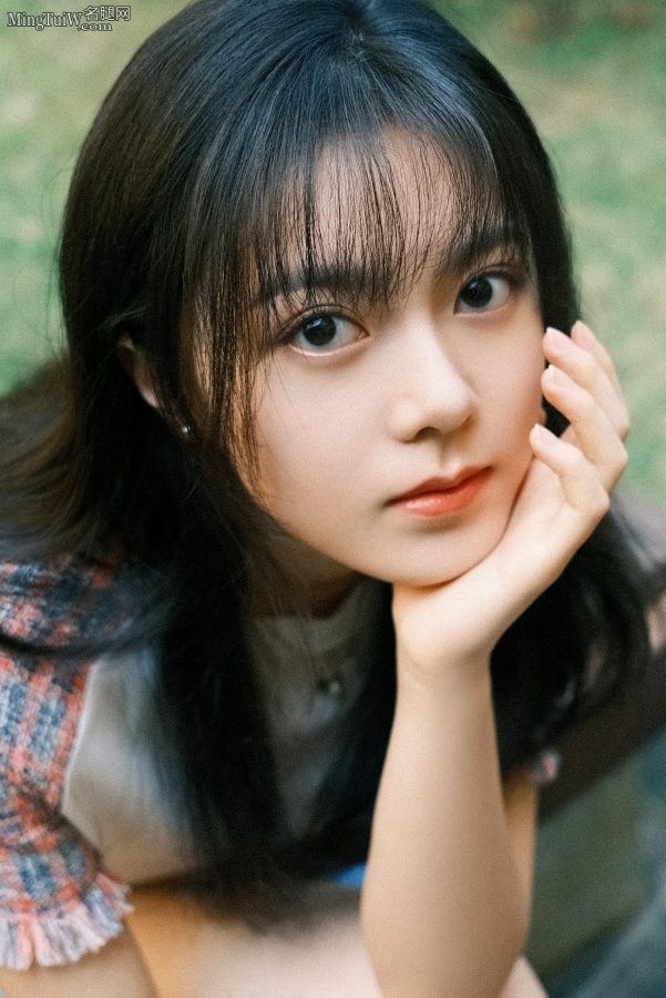 青春小妹赵今麦穿牛仔短裤白运动鞋玉腿嫩滑纤细(3/4)