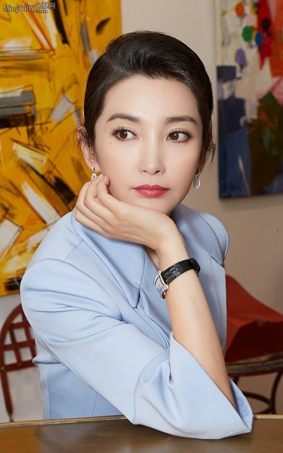 魅力御姐李冰冰身穿修身浅蓝色套装勾勒窈窕动人曲线(2/3)