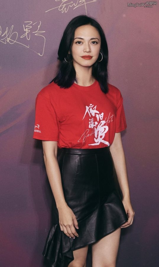 Yao Chen, the female star with incredible long legs, hosted the award ceremony(3/6)