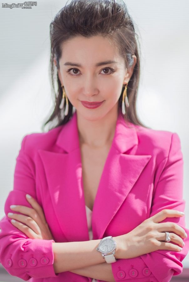李冰冰身穿粉紫色西装脚穿思缇韦曼高跟鞋，手指甲、脚趾甲、高跟鞋同色(3/6)