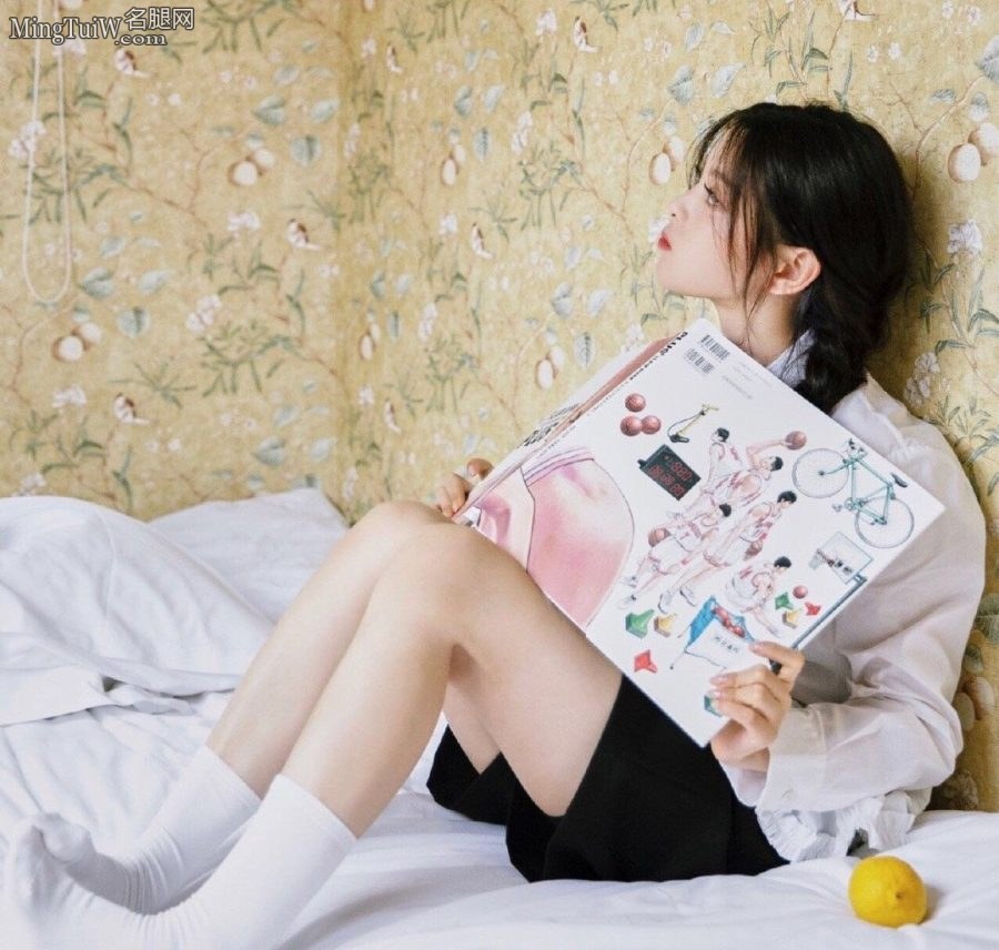 Cute girl Yang Chaoyue's white cotton stocking feet photo is pure and pure(3/3)
