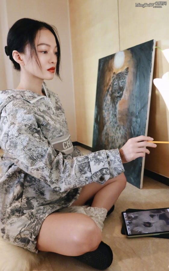 张韶涵脚穿白袜光着腿坐在地上画画(1/10)
