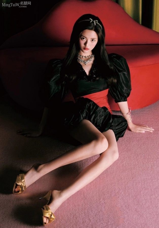 《世界杂志之苑》封面人物杨超越秀美妙玉腿(1/2)