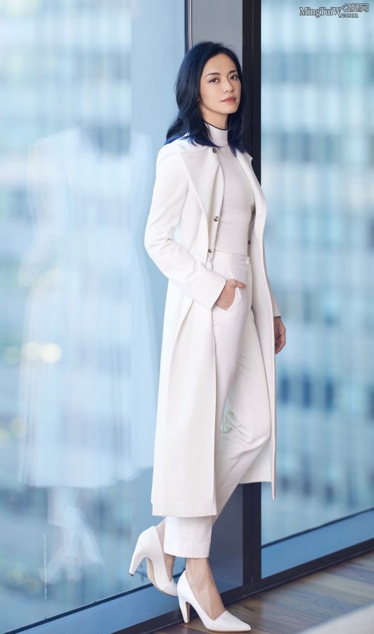 Yao Chen looks pure and elegant in white pants and white high-heeled shoes(1/3)