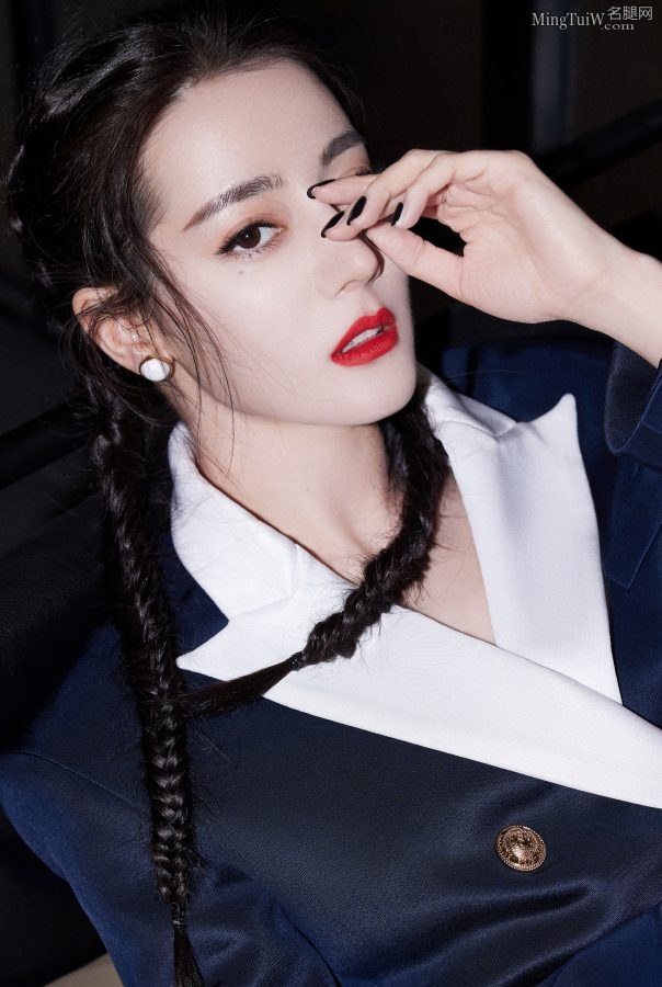 迪丽热巴美腿穿白色复古摩登白靴，皓齿红唇娇艳欲滴(6/11)