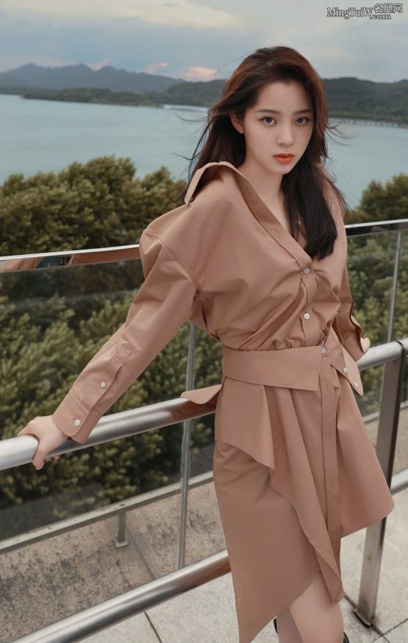 欧阳娜娜白皙的少女腿配皮靴外出拍照片(2/2)