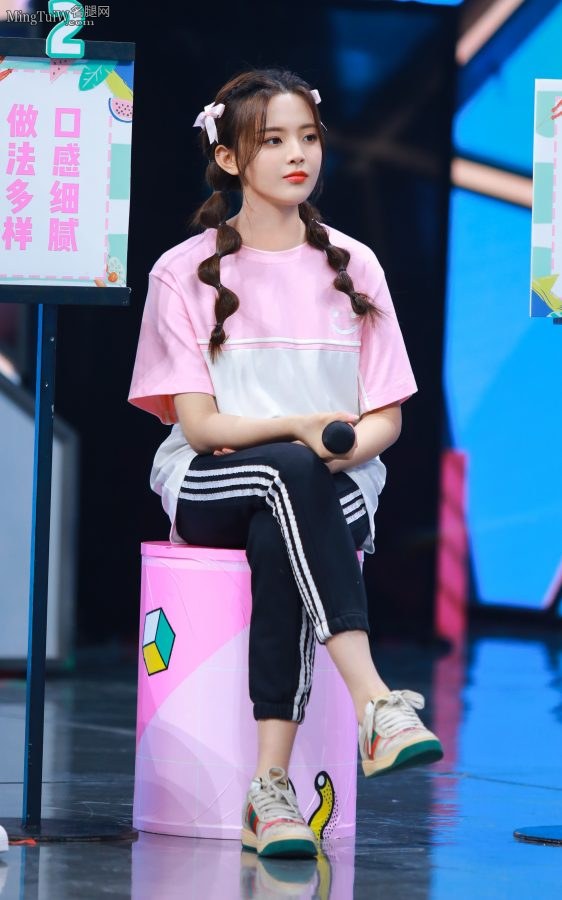 杨超越录制快本小脚丫穿白色棉袜(4/5)