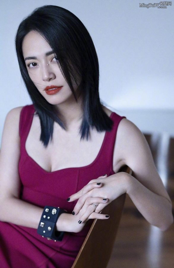 姚晨穿上紫色深V皮裙，美腿上裹上了细密的丝网袜(2/3)