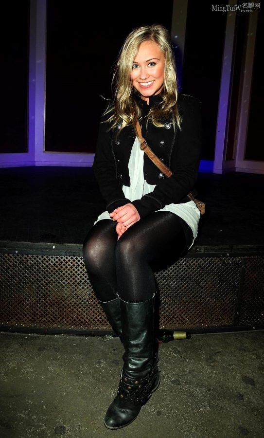 德国女演员Sina Tkotsch大腿裹了黑色丝袜（第5张/共7张）