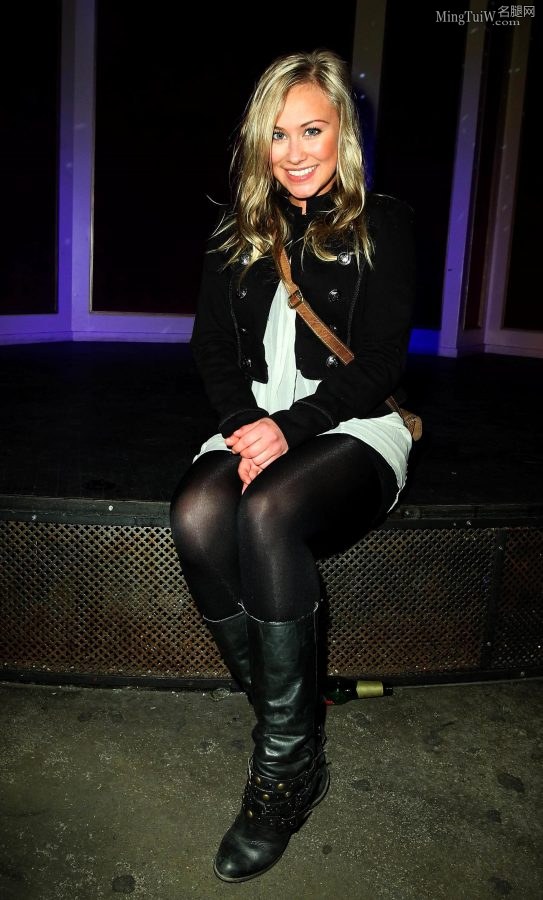 German actress Sina Tkotsch wears black pantyhose on her thighs(5/7)