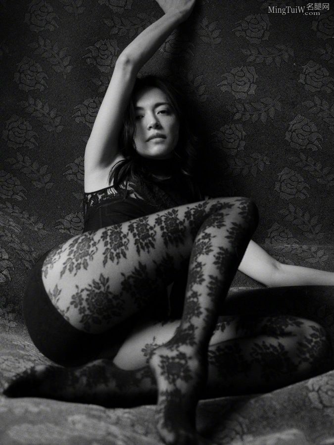《周末画报》姚晨穿上性感衣服拍写真展示完美身穿，这尺度真有点不小(5/7)