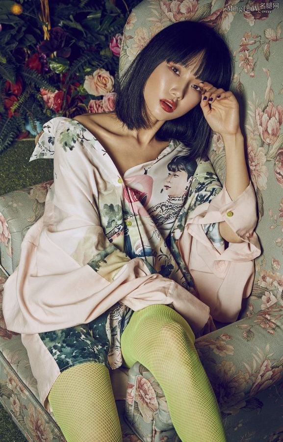 黄龄美腿穿绿色丝网袜拍写真气质妩媚(1/2)