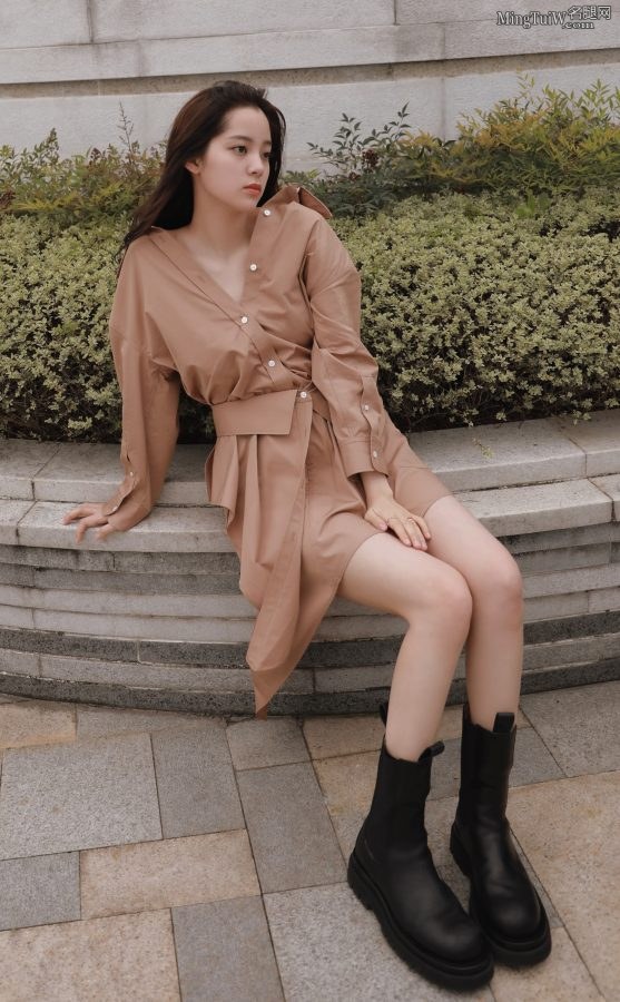 欧阳娜娜白皙的少女腿配皮靴外出拍照片(1/2)