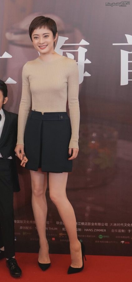 女星孙俪穿经典黑色恨天高，脚背和地面都快成直角(1/3)