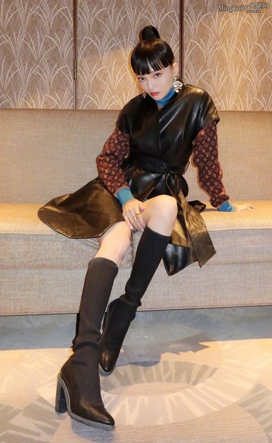 美丽欧若拉张韶涵美腿长靴(3/3)