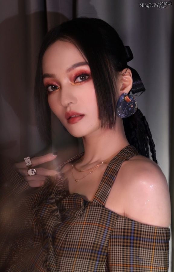 《天赐的声音》张韶涵美艳妆容长腿纤细(4/8)