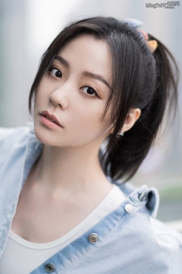 张靓颖表演现场秀笔直的美腿，能解开裙子最下面的一个扣子效果更好(4/5)