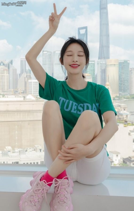 张俪甜美气质穿白色运动短裤秀白皙小腿(2/4)
