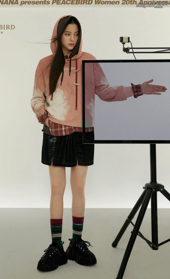 职场新人欧阳娜娜套装白筒袜(2/3)