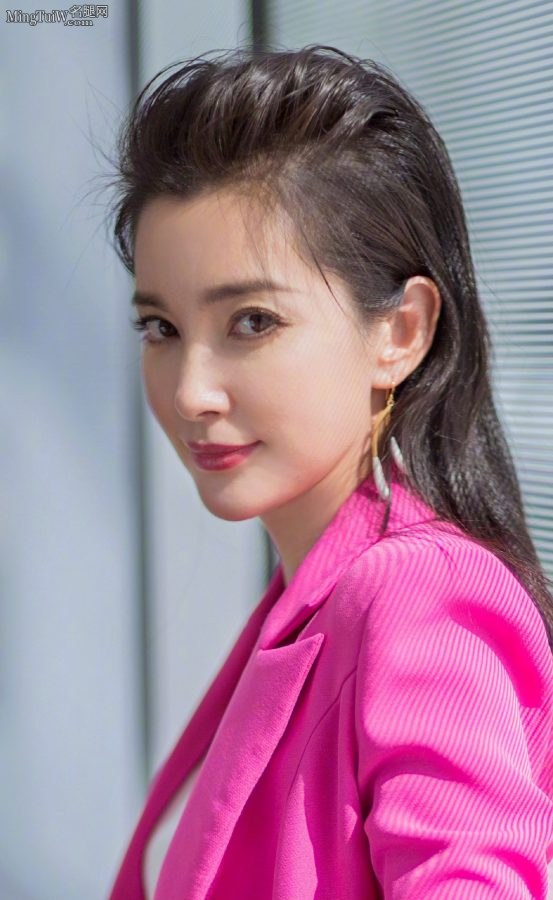 李冰冰身穿粉紫色西装脚穿思缇韦曼高跟鞋，手指甲、脚趾甲、高跟鞋同色(2/6)