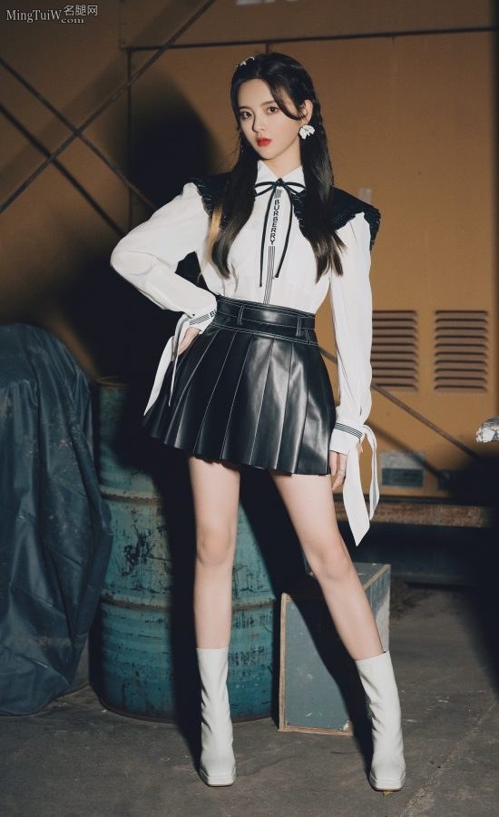 杨超越玉腿短靴在厂房里拍大片(5/7)