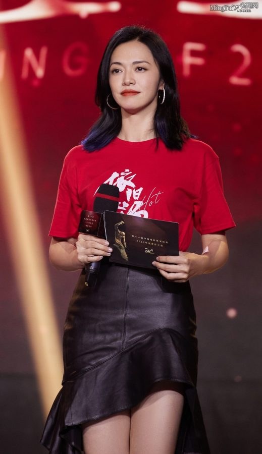 拥有逆天长腿的女明星姚晨主持颁奖典礼(6/6)