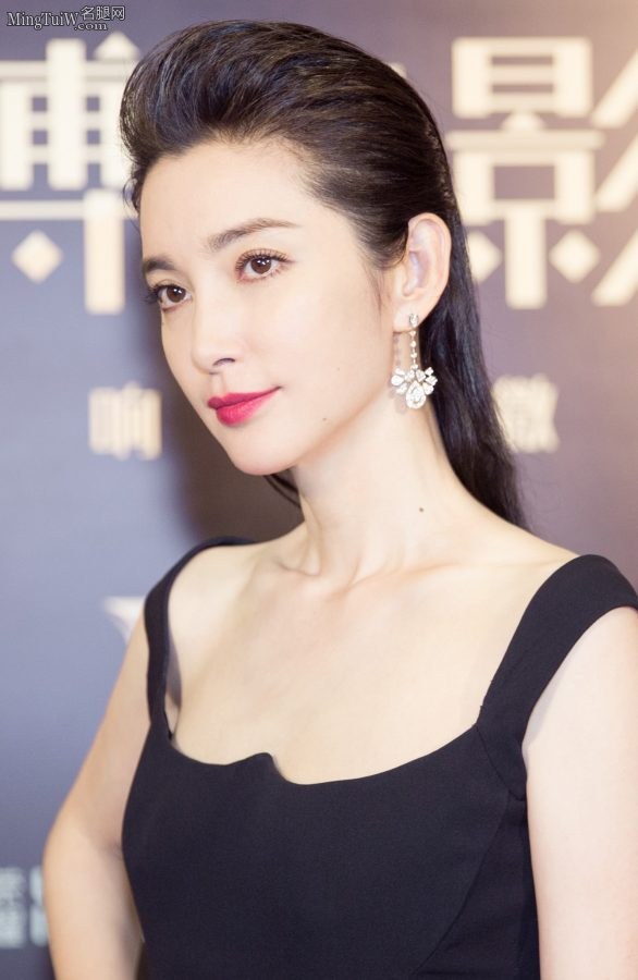 气场霸气的女星李冰冰穿黑色开叉裙秀白皙美腿(3/5)