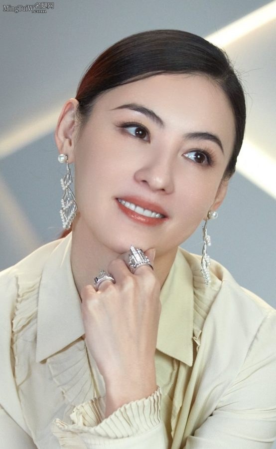 张柏芝气质造型腿穿黑丝，腿部显示不多以后如果找到了再更(4/4)