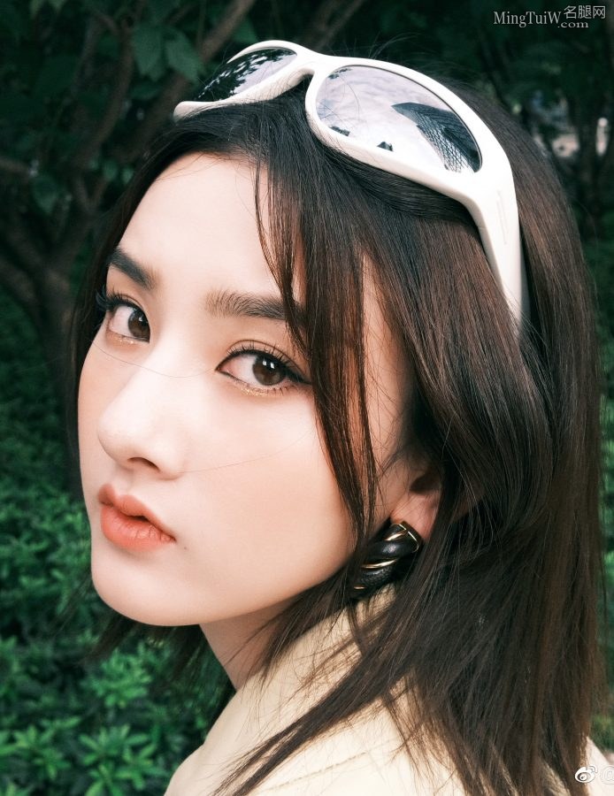 楚楚可人的小美女宋祖儿展示白皙的美腿(4/7)