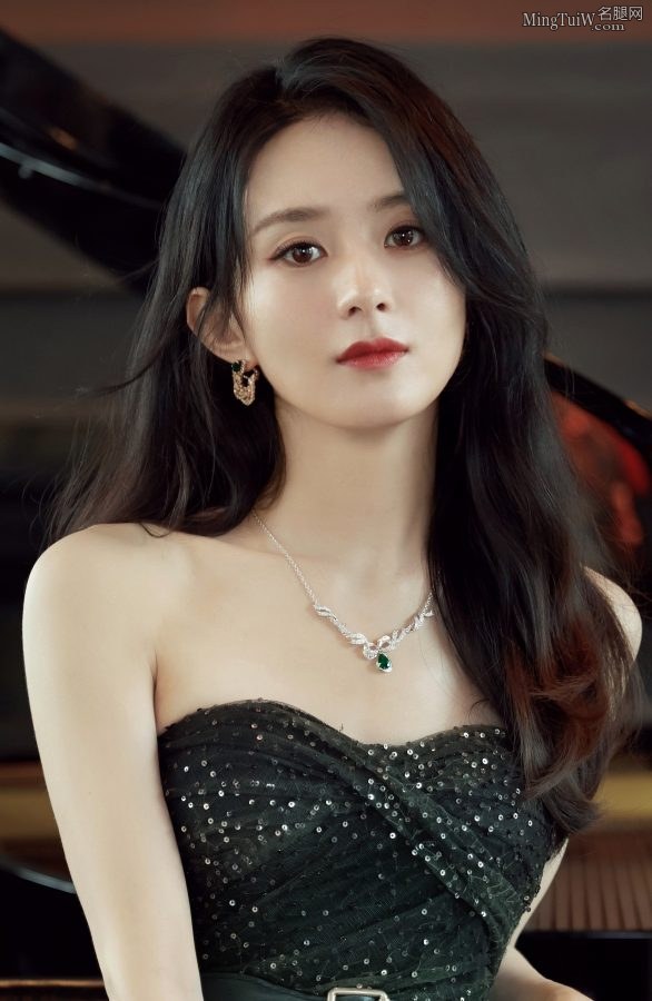 赵丽颖脚穿Dior尖头高跟鞋美貌令人窒息(2/9)