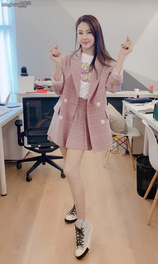 离异女星张雨绮节目后台玉腿纤细(1/3)