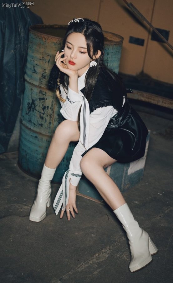 杨超越玉腿短靴在厂房里拍大片(1/7)