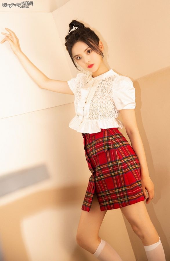 青春美少女杨超越纤细玉腿穿了白色短筒丝袜俏皮且性感(2/4)