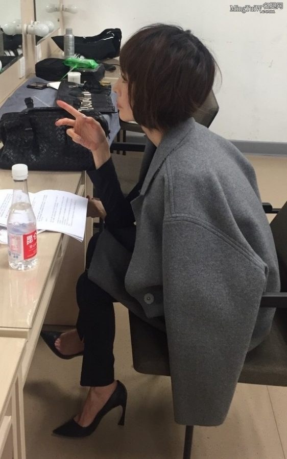 鲁豫瘦脚穿高跟鞋在桌子下面翘二郎腿(2/2)