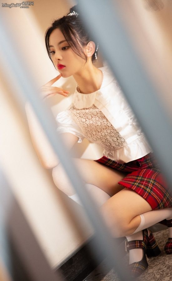 青春美少女杨超越纤细玉腿穿了白色短筒丝袜俏皮且性感(4/4)